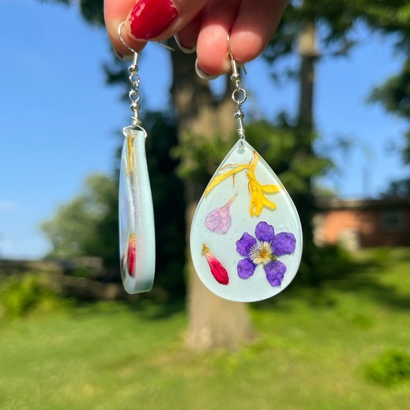 Handmade Dried Flower UV Resin Statement Dangle Earrings - Picture 5 of 16